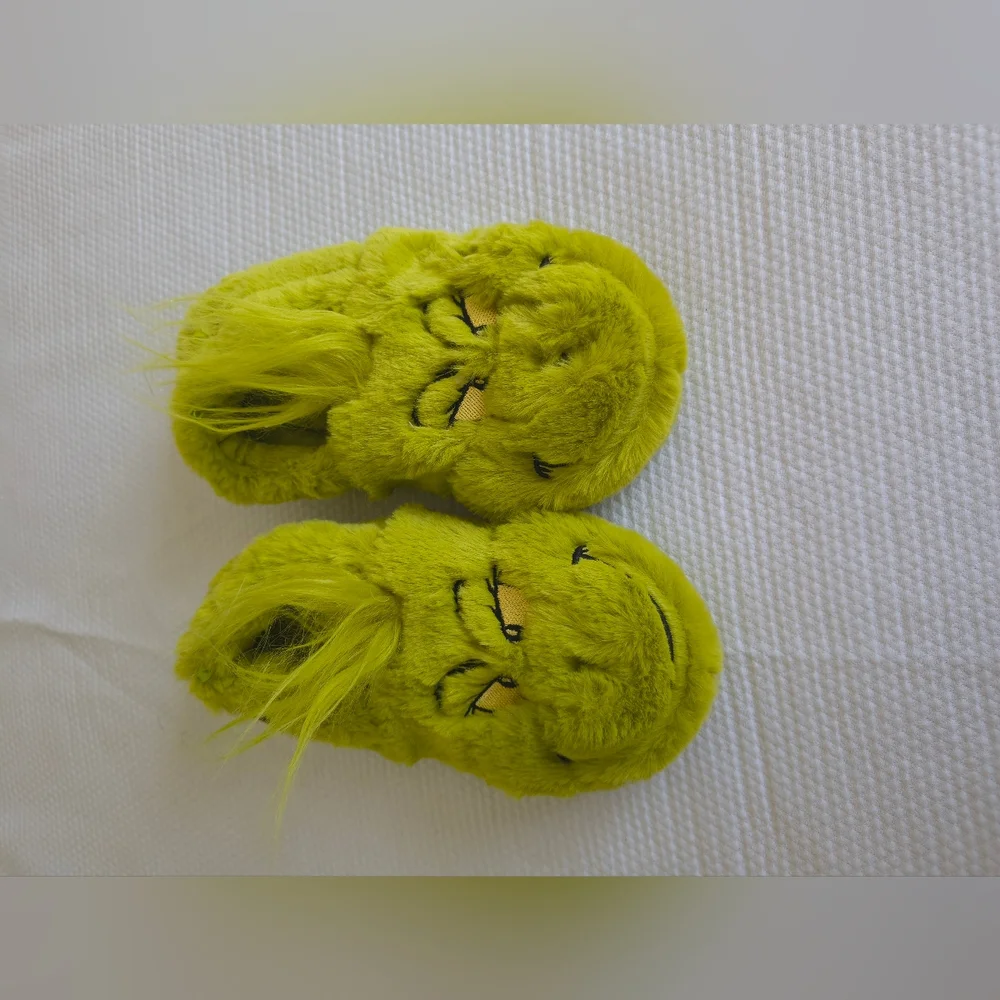 H&M Kids The Grinch Slippers Size 1/2 .